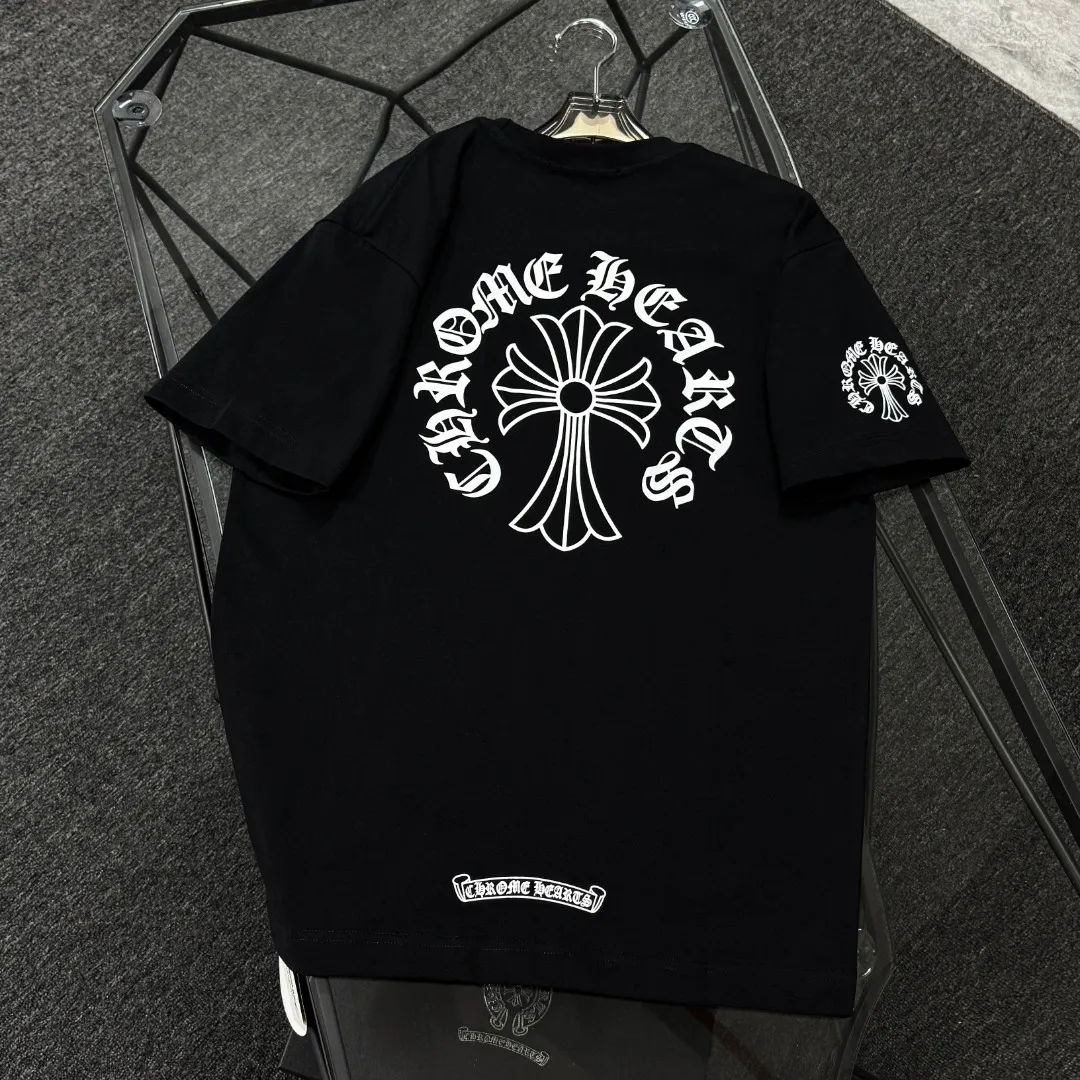 P170 Chrome Hearts 25 high-end versions. The fabric is made of 300 grams of high-density pure cotton. It does not deform or shrink. It has three labels. It is the same style for men and women. Technology: suede foaming + digital printing. Color: white, black. SIZE: S-XL.
